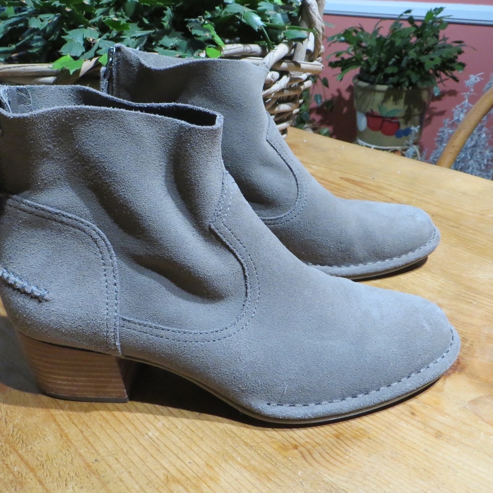 Ugg Australia "Bandara" mole grey suede ankle boots, size US 8.5,  EU 39.5